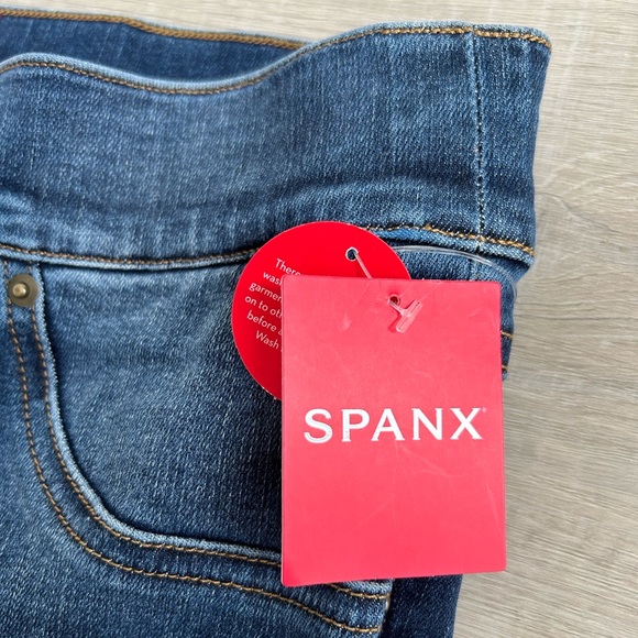 NWT SPANX Women's Ankle Skinny distressed skinny jeans, medium wash - Picture 2 of 10